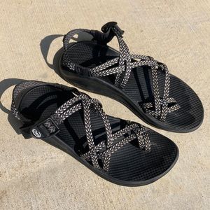 Women’s size 10, black toe strapped Chaco’s.